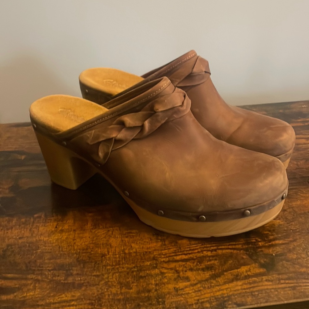 Clark’s Women’s Clogs. Color: Brown. Size:10.